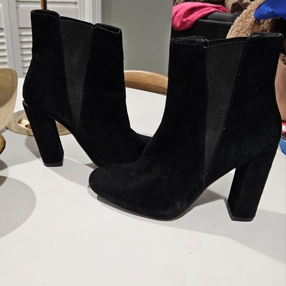 STEVE MADDEN Effect Block Heel Bootie In Black Leather Suede. Size 8 - Picture 3 of 12